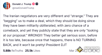 週四（3月26日），黃金價格震盪回落，結束此前兩連漲走勢。美市盤中，現貨黃金（XAU/USD）持續走低並刷新日低至4366.87美元，日內下跌約150美元，較週三觸及的4602美元高位明顯回落。    （圖源：FX168）  市場目前仍在消化中東局勢、美伊談判前景以及油價上漲對全球通脹與利率路徑的影響。儘管地緣政治風險仍然高企，但黃金未能持續吸引避險資金流入，反而在流動性需求上升及利率預期轉鷹的背景下承壓。  美伊談判仍陷迷霧，地緣風險未見實質緩和 當前，美國正試圖推動外交突破，以期結束中東衝突，但伊朗方面已拒絕一項據稱包含15個要點的提議，並明確表示，任何協議都必須建立在其自身條件得到滿足的基礎之上，包括安全保障以及對其在霍爾木茲海峽主導權的承認。  據伊朗塔斯尼姆通訊社援引知情人士報導，伊朗已於昨晚通過中間人正式向美國提交對“15點建議”的回應，目前正等待美方答復。消息稱，伊朗在回復中要求立即停止敵對方“恐怖侵略”、建立防止戰爭重演的客觀機制、明確戰爭賠償安排，並強調停火必須在所有戰線及地區內所有參戰抵抗組織中同步實施。該人士同時表示，伊朗對霍爾木茲海峽行使主權是其“自然且合法的權利”，也應被視為確保對方履約的重要保障。此外，伊方認為，美方近期釋放的談判信號本質上是一次“欺騙工程”，意在營造和平假像、壓低國際油價，並為可能自伊朗南部發起的地面行動爭取時間。  伊朗拒絕相關提案，也進一步增加了衝突長期化的風險。與此同時，還有報導稱，美國正向該地區增派部隊。伊朗媒體援引軍方表態稱，任何地面入侵都將使美國付出“更危險、更高昂”的代價。  另一方面，特朗普此前宣佈的針對伊朗軍事打擊“五天暫緩期”將於本周稍晚結束，也令市場不確定性維持高位。特朗普在Truth Social上發文稱，伊朗談判代表正在“懇求”達成協議，並警告稱，如果無法通過外交途徑解決問題，局勢可能“沒有回頭路”。    （來源：Truth Social）  整體來看，雖然外交努力仍在推進，但雙方立場差距明顯，市場尚未看到任何足以扭轉風險情緒的實質性突破。  流動性需求升溫，黃金避險屬性短線失靈 儘管地緣政治緊張局勢仍未緩和，但黃金近期卻未能有效展現傳統避險資產的強勢表現。與3月高點5419美元相比，金價目前已回落逾15%，本周早些時候跌幅一度超過20%。  分析人士指出，當前全球市場波動加劇，不少交易員正選擇賣出黃金、轉向持有現金，尤其是美元，以彌補其他資產中的虧損或滿足追加保證金需求。在這種環境下，黃金並沒有因為風險上升而受益，反而因“流動性優先”邏輯而承壓。  這意味著，在極端波動時期，黃金短線並不總能單純依靠避險屬性走強。相反，當市場對現金的需求快速上升時，黃金也可能與其他資產一道遭遇拋售。  除了流動性因素外，黃金當前還面臨利率預期上修帶來的壓力。隨著油價上漲，市場對通脹再度升溫的擔憂加劇，投資者開始押注全球主要央行可能在更長時間內維持高利率，甚至不排除在價格壓力持續的情況下重新收緊政策。  對於不產生利息收益的黃金而言，這顯然構成利空。利率越高，債券等收益型資產的吸引力就越強，黃金的配置優勢則會被削弱。  目前，市場已經從此前預期美聯儲至少降息兩次，重新轉向押注美聯儲可能在2026年之前都維持利率不變。隨著這一預期被重新定價，美國國債收益率持續上行，也進一步壓制了黃金上行空間。  展望後市，投資者仍將密切關注美伊談判是否出現突破性進展。但在當前背景下，除非中東局勢明顯緩和、油價顯著回落並帶動利率預期降溫，否則黃金反彈空間恐怕仍將受限。  技術面：100日均線下方仍偏空，短線波動加劇 財經網站FXStreet指出，從技術面看，現貨黃金短期走勢依然偏空。日線圖顯示，金價在本周早些時候自200日簡單移動均線（SMA）附近反彈後，於100日均線附近遭遇明顯阻力，反映出短線賣壓依舊存在。雖然200日均線支撐了更大級別的上升趨勢，但在重新站穩關鍵阻力之前，近端走勢仍偏弱。  相對強弱指數（RSI）目前徘徊在30出頭，此前在週一一度跌破這一水準，顯示空頭動能仍未完全消退，儘管已出現初步企穩跡象。與此同時，平均真實波幅（ATR）自低位回升，說明這一輪下跌伴隨著波動性擴大，短線下行風險仍需警惕。  上方來看，若金價能夠持續站上4622美元附近的100日均線，空頭壓力有望緩解，並進一步測試4964美元附近的50日均線，隨後是5000美元這一重要心理關口。若有效突破5000美元，市場才可能重新轉向更明顯的多頭格局。  下方來看，初步支撐位位於週二低點4306美元附近，進一步支撐則看向200日均線所在的4112美元區域。